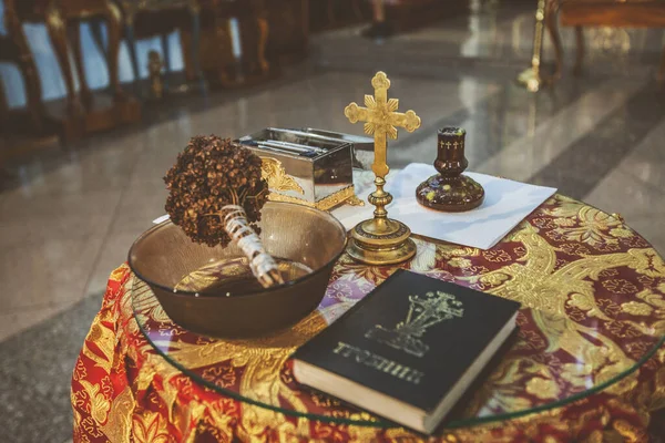 Den Serbiske Ortodokse Kirke Den Hellige Bibel Forberedt Til Dåpsseremoni – stockfoto