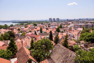 Tuna Nehri 'nin panoramik manzarası ve eski kasaba Zemun, Belgrad, Sırbistan, Avrupa, yaz günü