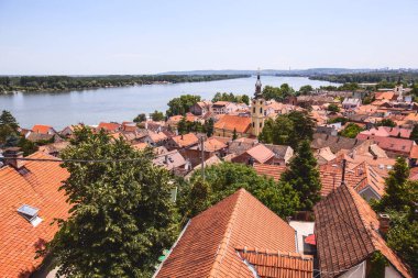 Tuna Nehri 'nin panoramik manzarası ve eski kasaba Zemun, Belgrad, Sırbistan, Avrupa, yaz günü