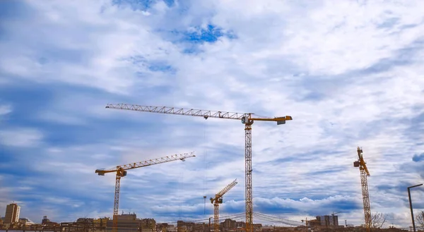 Żuraw Wieżowy Placu Budowy Nad Błękitnym Niebem Chmurami Koncepcja Działalności — Zdjęcie stockowe