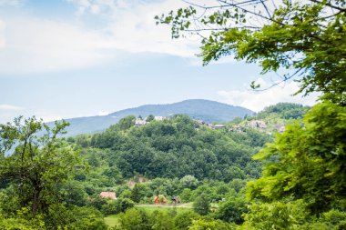 Güzel doğa manzarası, Sırbistan 'da panoramik manzara, yaz günü, temiz hava, inanılmaz manzara, bulutlu mavi gökyüzü, yeşil vadi.