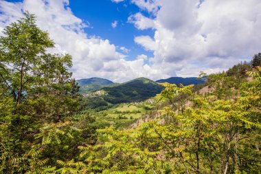 Güzel doğa manzarası, Sırbistan 'da panoramik manzara, yaz günü, temiz hava, inanılmaz manzara, bulutlu mavi gökyüzü, yeşil vadi.
