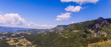 Güzel doğa manzarası, panoramik manzara, yaz günü, temiz hava, harika manzara, bulutlu mavi gökyüzü, yeşil vadi.