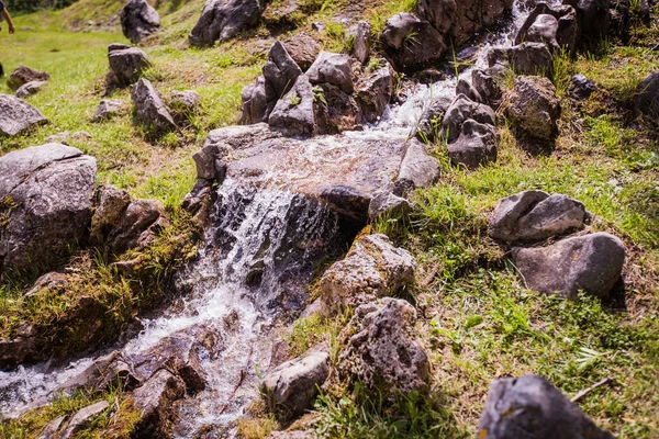 Pequena Cascata Pedras Cachoeira Água Corrente Fresca Luz Dia Verão — Fotografia de Stock