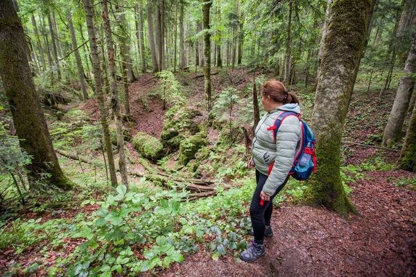 Подорожуюча Жінка Сумкою Лісі Тішиться Природою — стокове фото