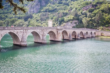 Drina Nehri üzerindeki tarihi köprü, Turistik Cazibe, Bosna-Hersek 'in Visegrad kentindeki Mehmed Paşa Sokoloviç Köprüsü.