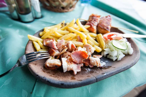 Leckeres Gegrilltes Schweinefleisch Mit Pommes Und Zwiebeln Rustikalem Teller Restauranttisch — Stockfoto