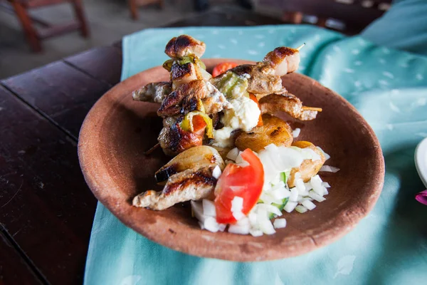 Spieße Mit Fleisch Serviert Mit Zwiebeln Auf Restauranttisch — Stockfoto