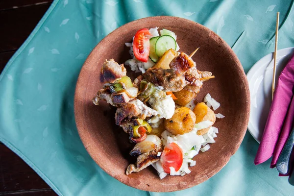 Leckeres Gegrilltes Schweinefleisch Mit Pommes Und Zwiebeln Rustikalem Teller Restauranttisch — Stockfoto