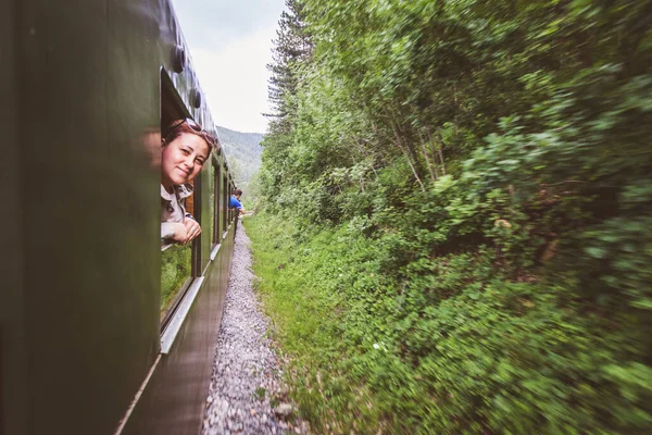 Reizen Met Ouderwetse Trein Toeristische Attractie Vrouw Die Uit Het — Stockfoto