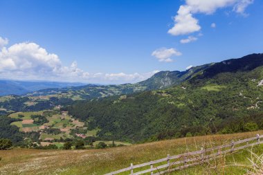 Güzel doğa manzarası, panoramik manzara, yaz günü, temiz hava, harika manzara, bulutlu mavi gökyüzü, yeşil vadi.