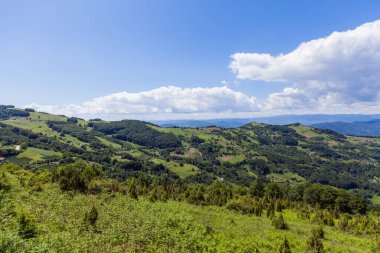 Güzel doğa manzarası, panoramik manzara, yaz günü, temiz hava, harika manzara, bulutlu mavi gökyüzü, yeşil vadi.