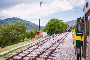 Turist Çekimi Seyahati, Eski moda trenle Yolculuk, Manzaralı Heritage Demiryolu, Mokra Gora, Sırbistan 