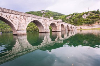 Drina Nehri üzerindeki tarihi köprü, Ünlü Turist Çekimi, Bosna-Hersek 'in Visegrad kentindeki Mehmed Paşa Sokoloviç Köprüsü.