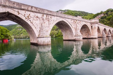 Drina Nehri üzerindeki tarihi köprü, Ünlü Turist Çekimi, Bosna-Hersek 'in Visegrad kentindeki Mehmed Paşa Sokoloviç Köprüsü.