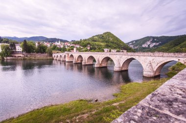 Drina Nehri üzerindeki tarihi köprü, Ünlü Turist Çekimi, Bosna-Hersek 'in Visegrad kentindeki Mehmed Paşa Sokoloviç Köprüsü.