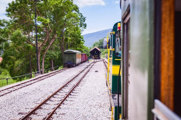 吸引游客的旅行 乘坐老式火车的旅程 乘坐风景秀丽的遗产铁路 塞尔维亚莫克拉戈拉 — 图库照片
