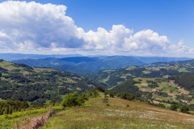 Güzel doğa manzarası, yaz günü, temiz hava, bulutlu muhteşem mavi gökyüzü..
