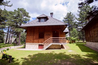 Yazın ahşap kır evi 