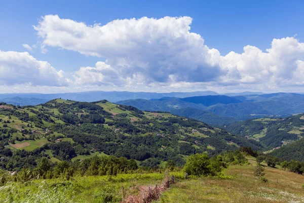 Schöne Naturlandschaft Blick Sommertag Frische Luft Erstaunlich Blauer Himmel Mit — Stockfoto