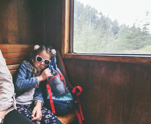 Adorable Niña Viajando Tren Viejo Concepto Viaje — Foto de Stock