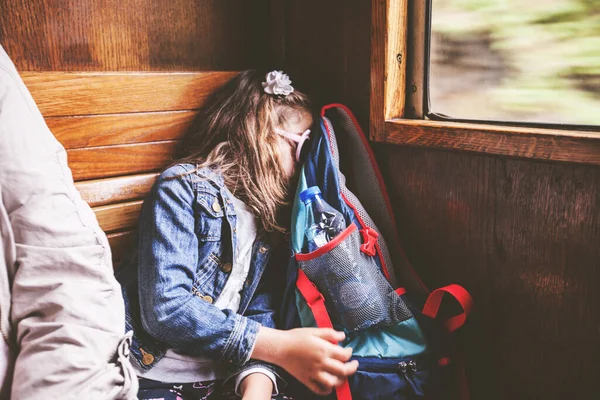 Urocza Dziewczynka Podróżuje Starym Pociągiem Koncepcja Podróży — Zdjęcie stockowe