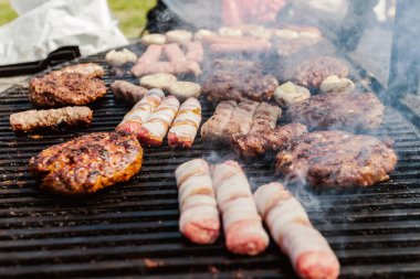 Izgara et çeşitleri ve barbeküde beyaz şampiyon. Barbekü partisi