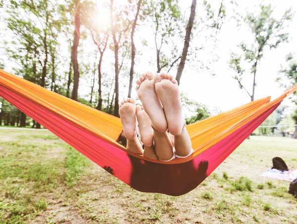 Crianças Gostam Relaxar Natureza Rede Floresta Dia Verão — Fotografia de Stock