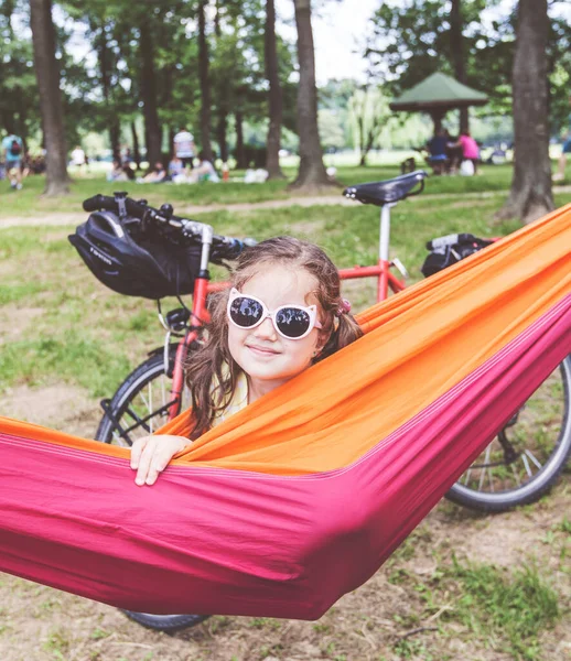 Feliz Retrato Niña Relajarse Hamaca Bosque Mirando Cámara Día Verano — Foto de Stock