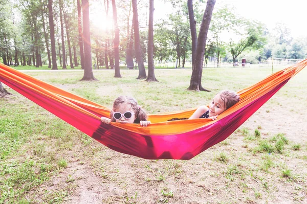 Meninas Pequenas Felizes Relaxam Rede Natureza Crianças Com Óculos Sol — Fotografia de Stock