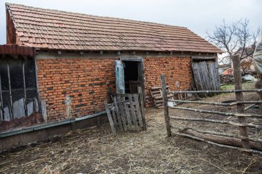 Kırsal ev ve çiftlik, kırsal alan, Sırbistan 'da bir köy, sonbahar bulutlu günü.