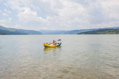 Nehir kayakçısı, Tuna Nehri 'nde kayak yapıyor, Yaz Tatili 