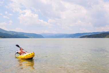 Nehir kayakçısı, Tuna Nehri 'nde kayak yapıyor, Yaz Tatili 