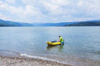 Nehir kayakçısı, Tuna Nehri 'nde kayak yapıyor, Yaz Tatili 