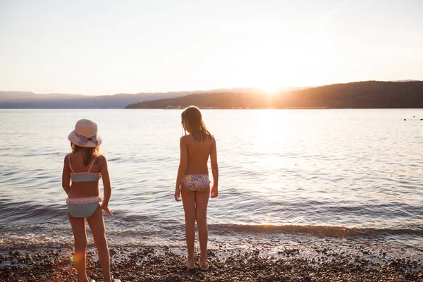 Dzieci Bawią Się Plaży Zachodzie Słońca — Zdjęcie stockowe