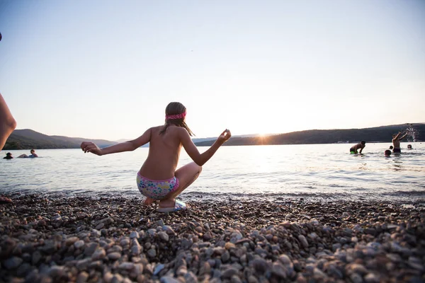 Маленька Дівчинка Розважається Пляжі Заході Сонця Літні Канікули — стокове фото