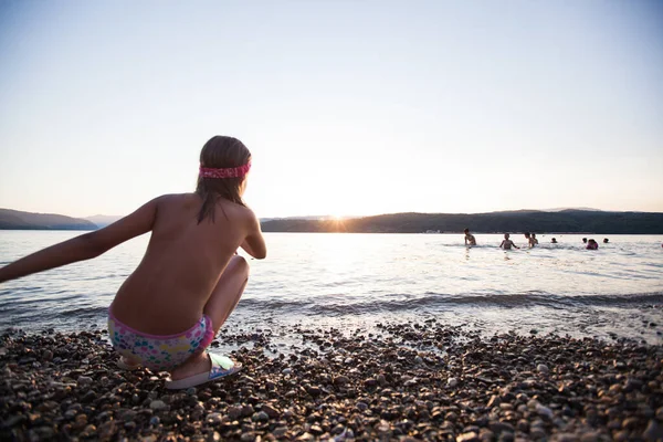 Dziewczynka Bawi Się Plaży Zachodzie Słońca Letnie Wakacje — Zdjęcie stockowe