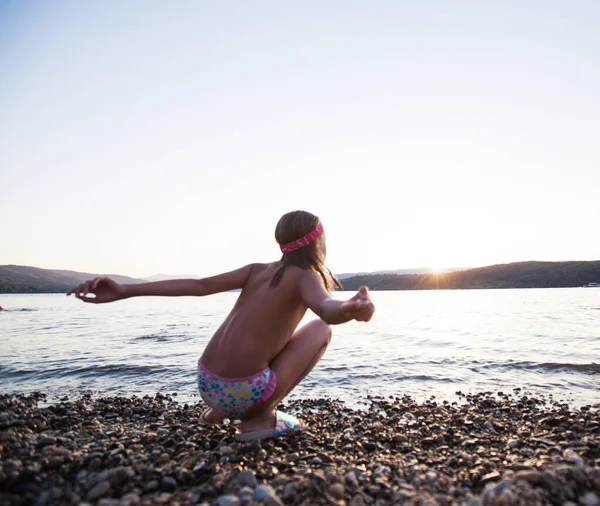 Niña Divertirse Playa Atardecer Vacaciones Verano — Foto de Stock