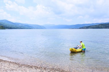 Nehir kayakçısı, Tuna Nehri 'nde kayak yapıyor, Yaz Tatili 