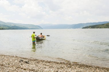 Nehir kayakçısı, Tuna Nehri 'nde kayak yapıyor, Yaz Tatili 
