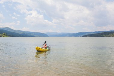 Nehir kayakçısı, Tuna Nehri 'nde kayak yapıyor, Yaz Tatili 