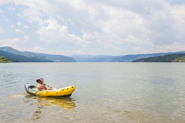 Nehir kayakçısı, Tuna Nehri 'nde kayak yapıyor, Yaz Tatili 