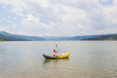 Nehir kayakçısı, Tuna Nehri 'nde kayak yapıyor, Yaz Tatili 