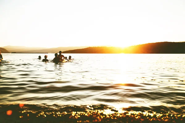 Καλοκαιρινή Διασκέδαση Φίλοι Απολαμβάνουν Ηλιοβασίλεμα Στην Παραλία Βουτιά Στο Νερό — Φωτογραφία Αρχείου