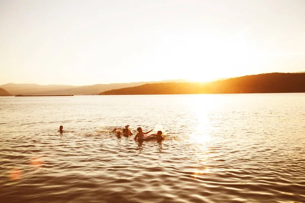 Lato Zabawa Przyjaciele Ciesz Się Zachodem Słońca Plaży Splashing Water — Zdjęcie stockowe