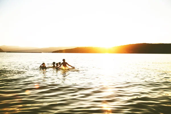 Summer Fun Friends Enjoy Sunset Beach Splashing Water — Stock Photo, Image