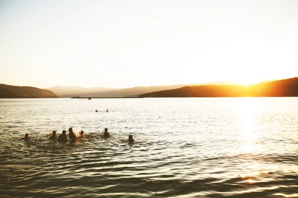 Diversión Verano Amigos Disfrutan Puesta Sol Playa Salpicaduras Agua — Foto de Stock