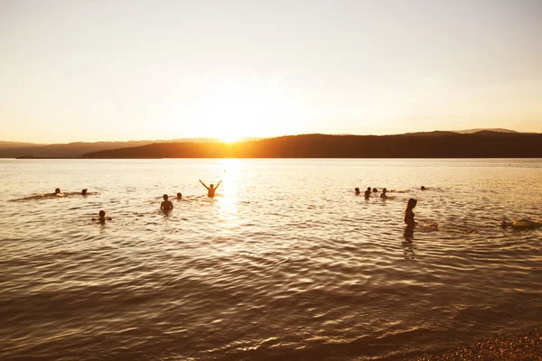 Zomer Plezier Vrienden Genieten Van Zonsondergang Het Strand Spetteren Het — Stockfoto