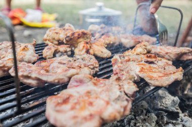 Izgara et, yaz pikniği, dışarıda yemek pişirme. 