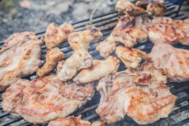 Izgara et, yaz pikniği, dışarıda yemek pişirme. 
